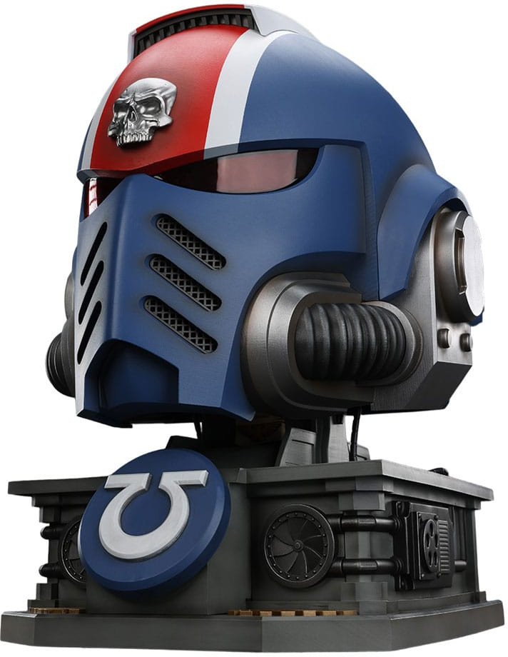 Warhammer 40K: Space Marine 2 Replica - Ultramarines Lieutenant Titus Helmet (with Display Stand) afbeelding